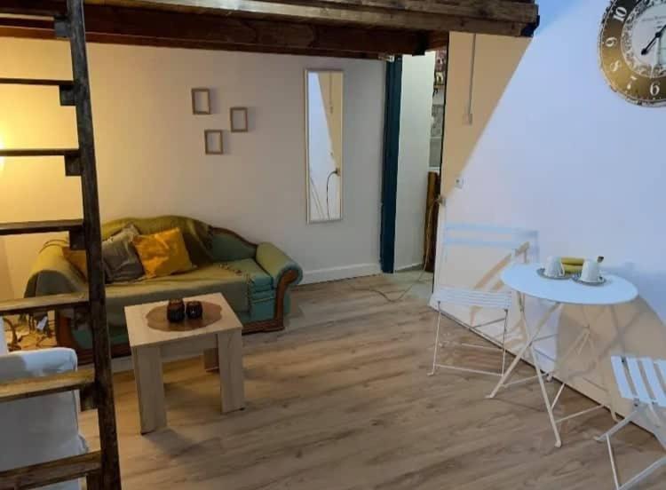 Mascot Bar Street Apartments Rhodes City 外观 照片